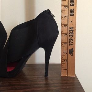 Women’s Sz10 4’ Black, Zip Back, Sexy Bootie Shoe.